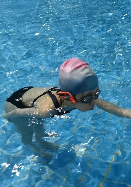 自由泳换气手下沉的技巧与练习方法（教你如何用手下沉的方式提高自由泳换气效率）
