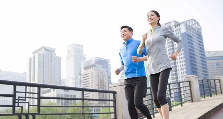 百米跑步中途加速技巧（如何在比赛中快速提升速度？）