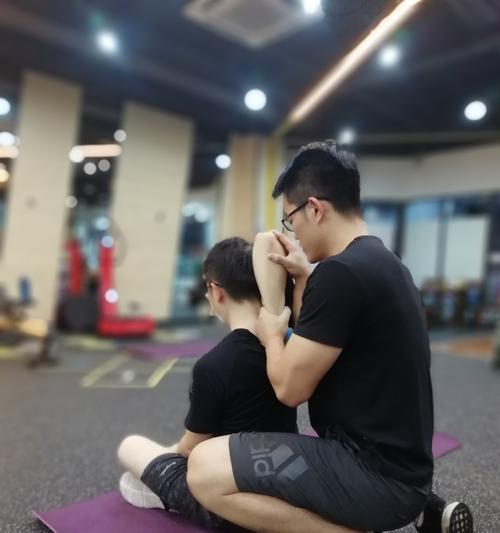 如何成为一名出色的足球私教（以专业技巧和经验提升球员水平）