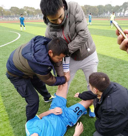 足球前场进球技巧大揭秘（掌握进攻技巧）