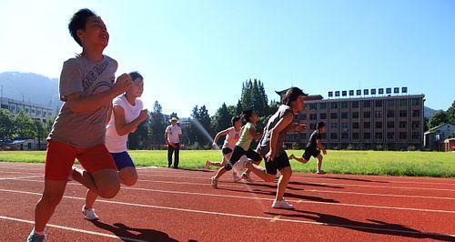 如何提高初中校运会800米跑步成绩（从姿势到策略）