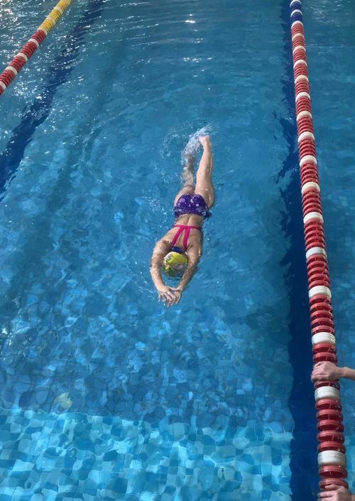 自由泳换气转身技巧——大腿动作的重要性