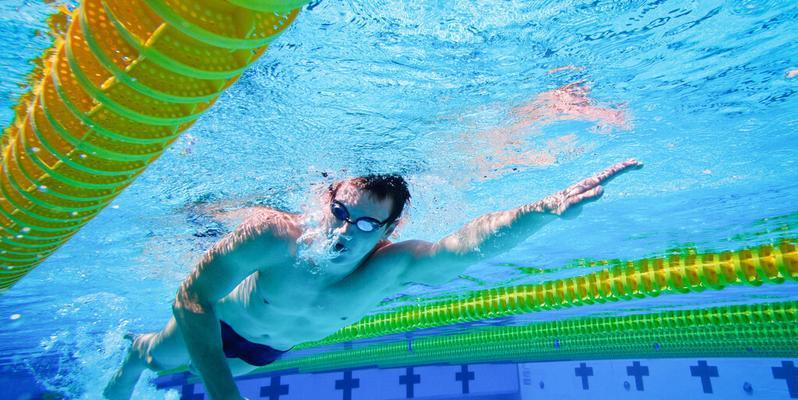 自由泳三划一换气的技巧与训练（迅速提高游泳效率的秘密）