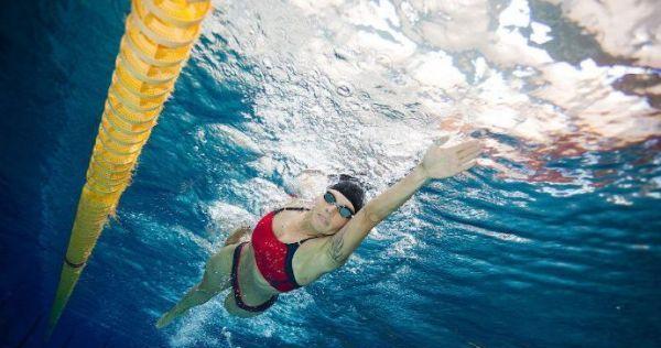 自由泳水下吐气技巧与注意事项（提高游泳效率）