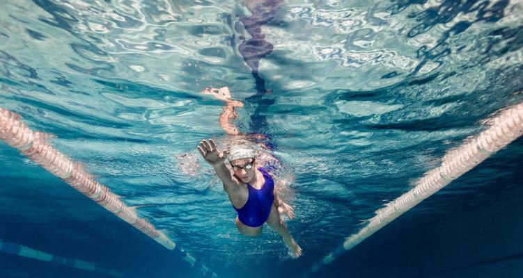 如何解决自由泳换气时身体上下晃动的问题（自由泳换气技巧分析及正确姿势指导）