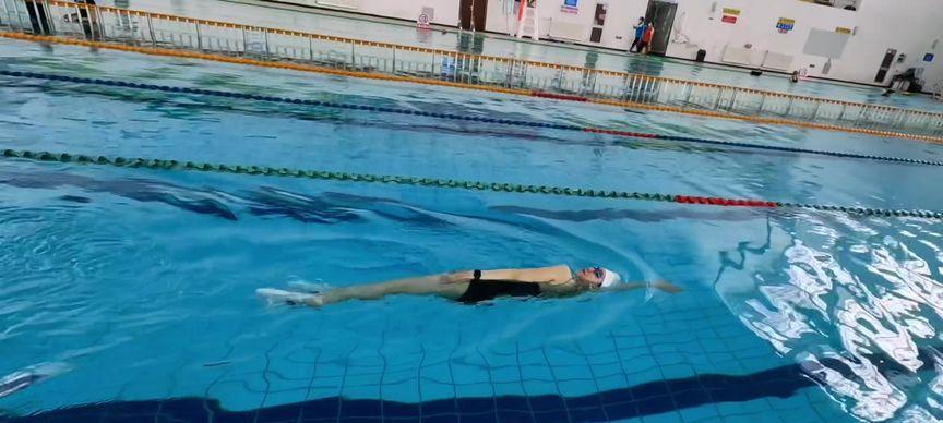 自由泳技巧之如何正确抬头划水（提升游泳速度和游泳效率的有效方法）
