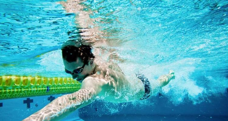自由泳换气技巧解析（手脚配合让你游得更快更顺畅）
