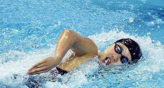 自由泳抬肘换气：技巧与训练