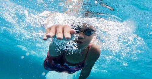 自由泳呼吸技巧剖析（如何呼吸才能游得更快）