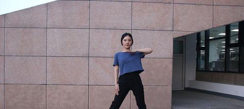 掌握自由泳水下180度翻身的技巧（轻松学会自由泳水下翻身）