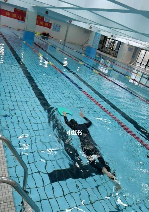 自由泳换气正确姿势教程：掌握这一关键诀窍，让你游得更快更远！