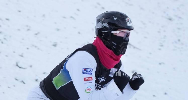 滑雪男子单板技巧赛冠军的奋斗之路（挑战极限的滑雪运动）
