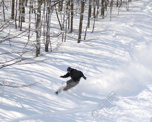 横滑雪技巧的应用（如何运用横滑雪技巧提高滑雪表现）