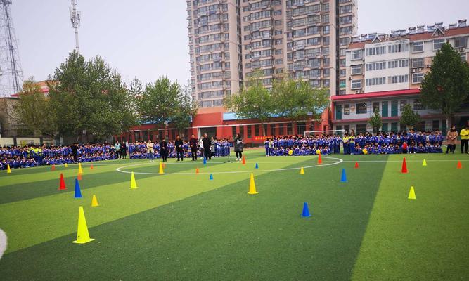 如何成为一名出色的守门员（学习足球守门扑球技巧）