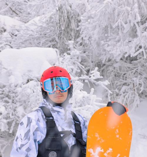 横滑滑雪技巧的实用指南（掌握横滑技巧）
