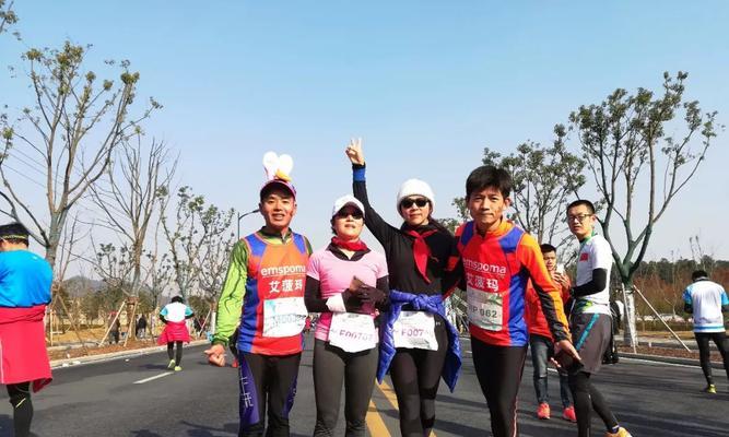 跑得更远，跑得更好——掌握马拉松全程技巧（如何在比赛中发挥出最佳状态）