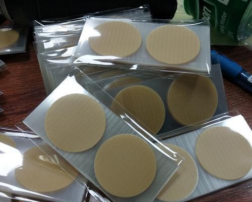 完美贴出马拉松用乳贴的技巧（15个步骤帮你轻松完成乳贴过程）