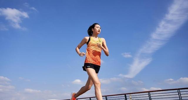跑步达人分享首跑马拉松技巧（如何准备）