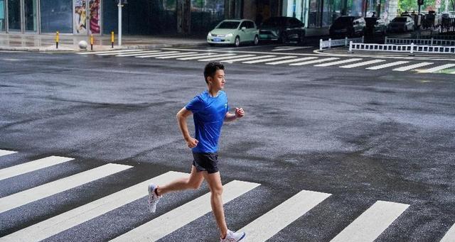 如何通过短距离跑步加速技巧提升奔跑速度（掌握技巧）