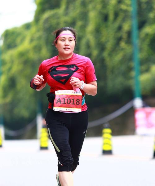 马拉松跑步技巧全解析？如何提高长跑表现？