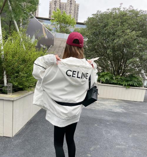 足球冲锋衣怎么穿才时尚？穿搭技巧有哪些常见误区？