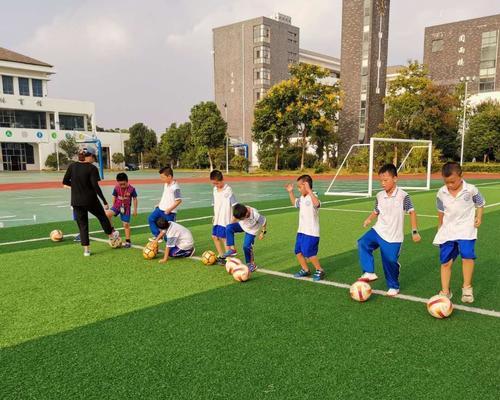 足球配合技巧大教学？如何提高球场上的团队协作效率？