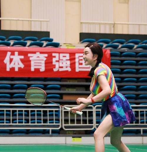背身打羽毛球技巧教程？如何提高背身击球效率？