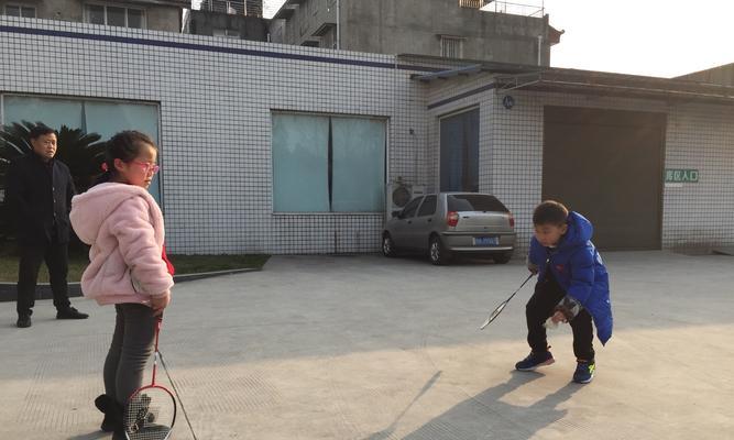 第一次打羽毛球技巧是什么？如何快速掌握基本动作？