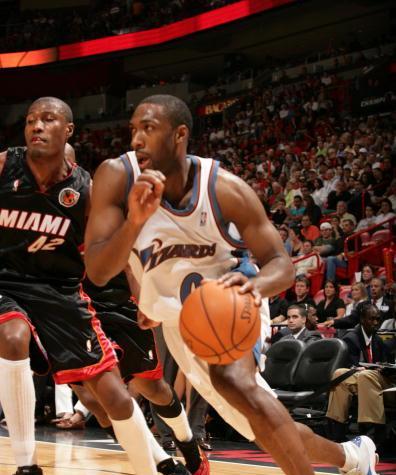 NBA持球过人突破技巧教学有哪些？如何快速提升篮球突破能力？