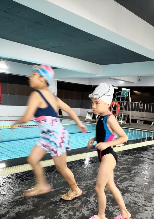 小孩子学游泳换气怕沉下去怎么办？家长如何帮助孩子克服恐惧？
