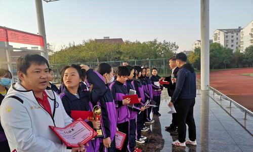 女子足球技巧有哪些？如何提高女子足球比赛中的控球能力？