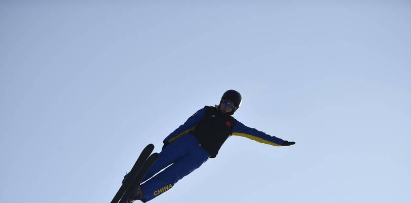 滑雪空中技巧抬手的原理是什么？这样做有什么好处？