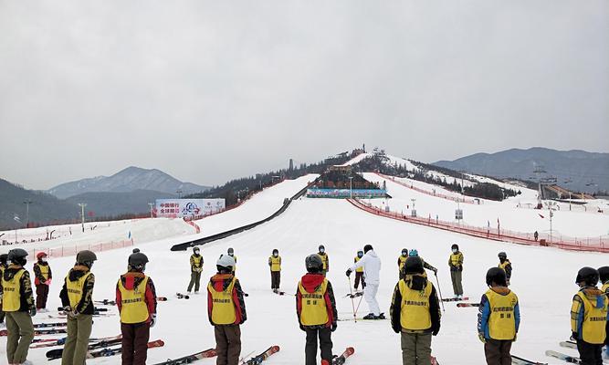 滑雪教练教你掌握滑雪技巧（从雪道选择到弯道调整）