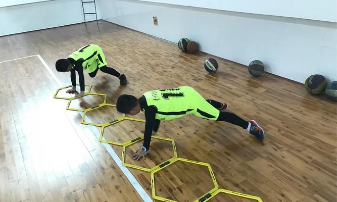 NBA篮球训练技巧教学（打造专业篮球运动员的关键技巧）