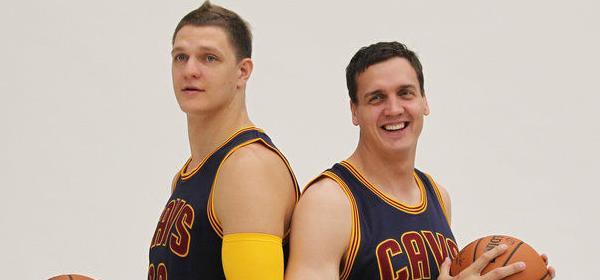 掌握NBA明牌技巧的秘诀（打造超级球迷必备技能）