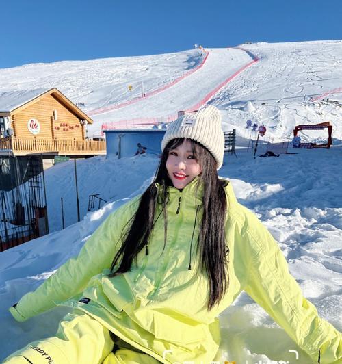 滑雪女生穿搭技巧大揭秘（寒冬中的时尚装备与搭配）