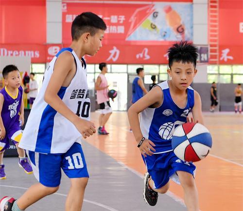 篮球场上如何避免受伤？学习这些小技巧能减少伤害风险吗？
