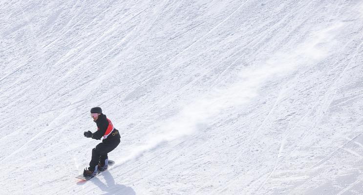 单板滑雪男子坡面障碍技巧（挑战极限的单板滑雪运动）