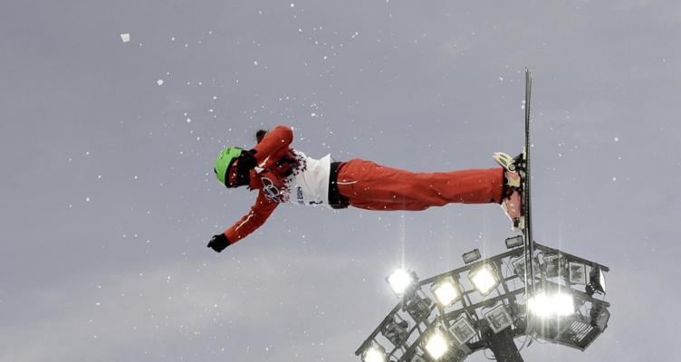 北京冬奥自由式滑雪空中技巧决赛规则是什么？如何判定胜负？