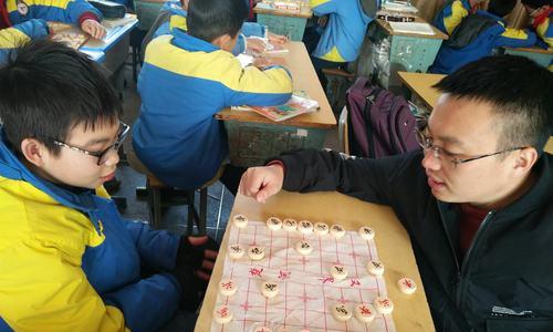 如何在象棋中局中运用高级训练技巧？常见问题有哪些解答？