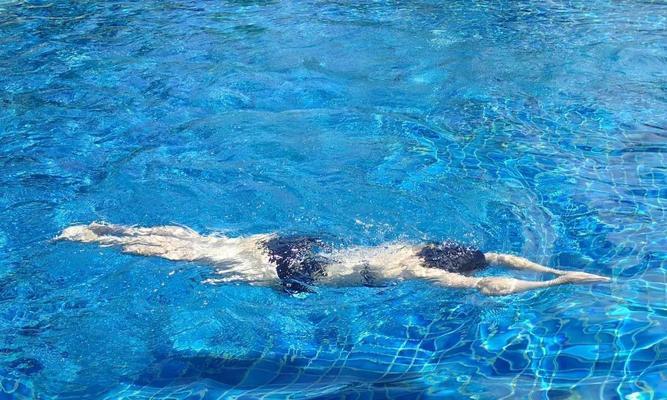 游泳换气下沉无法抬头是什么原因？如何解决？