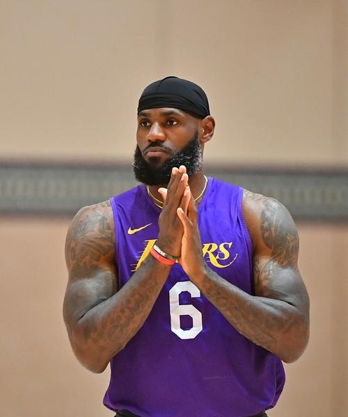 揭秘湖人6号詹姆斯的神级过人技巧（探究NBA历史最强球员的运球）