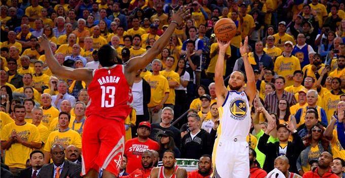 掌握NBA篮球大师的扣篮技巧（提升个人篮球技巧）