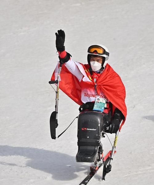 掌握大回转滑雪技巧（如何在雪地中舞动身姿）