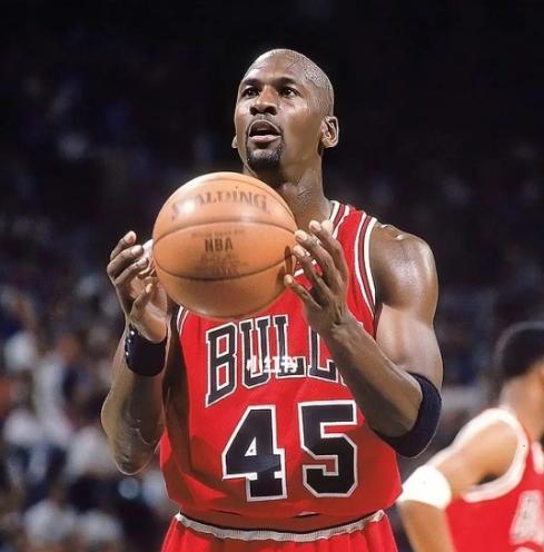 NBA全面技巧探析（掌握关键技巧）
