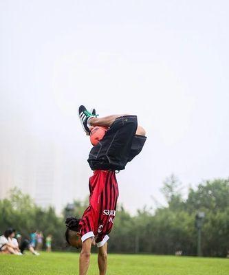 花式足球技巧大揭秘（让你成为足球技巧王的15个技巧）