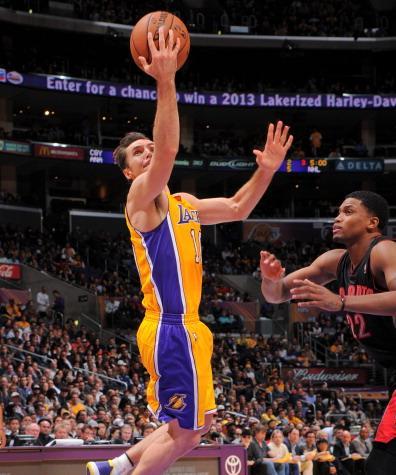 NBA上篮必备技巧（掌握高效上篮策略）