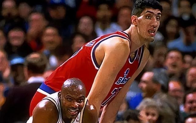 深度解析NBA球星的技巧动作（探究NBA球星的高难度动作技巧）