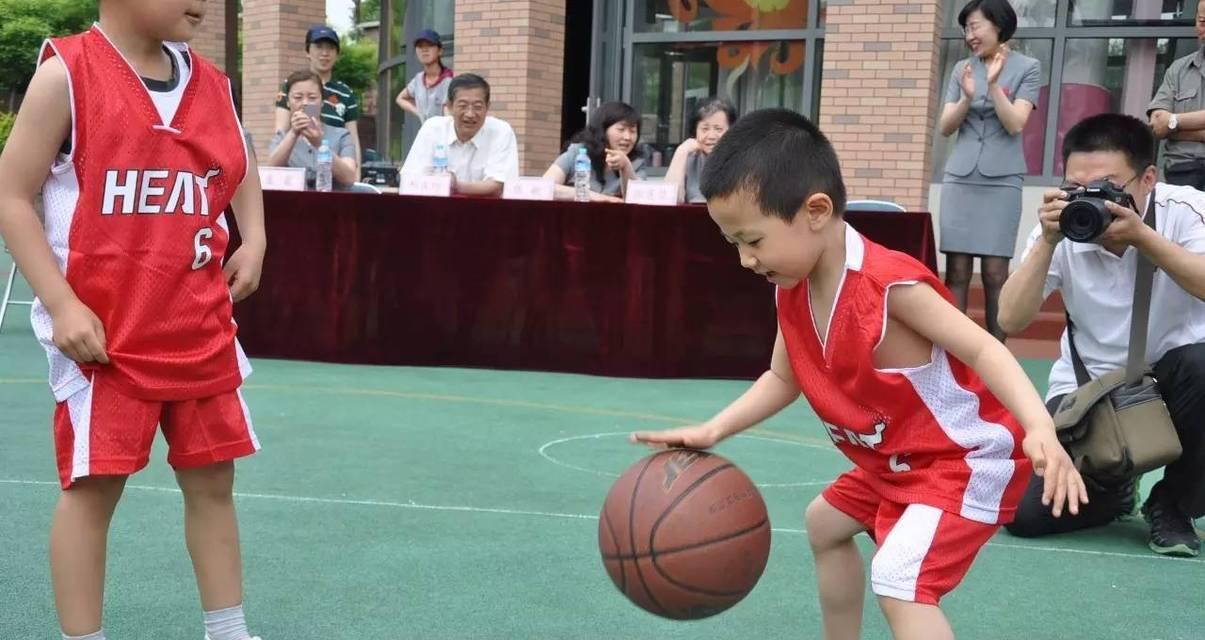 如何教幼儿拍篮球技巧？有哪些简单易学的方法？