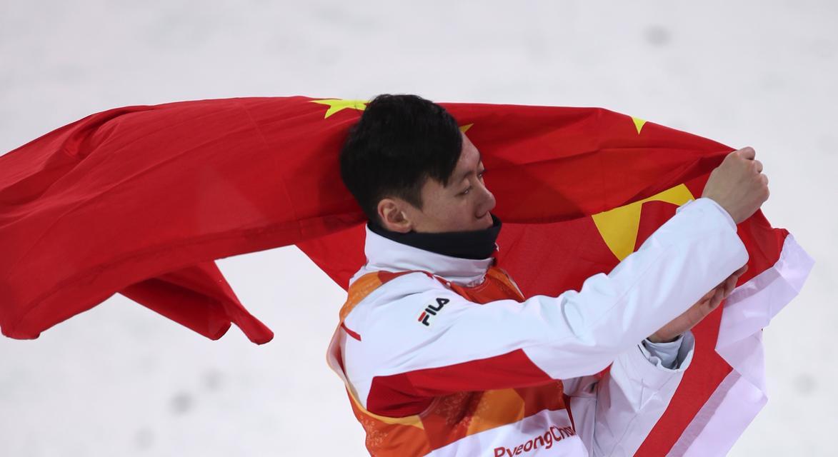 北京冬奥会自由式滑雪男子空中技巧决赛（高空飞行惊险刺激的冬奥赛事）